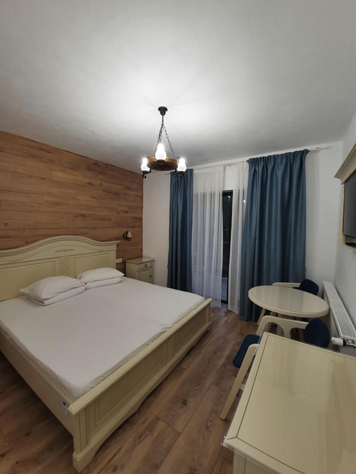 Pensiunea Iasmina Si Pescarul Calimanesti Exterior photo